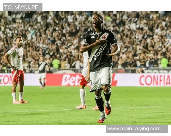 恭喜若日尼奥荣膺2025赛季巴甲最佳后腰奖项分享领奖瞬间