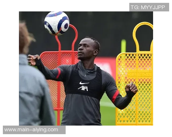 曼联客战利物浦将首次穿白色客场球衣引发球迷热议